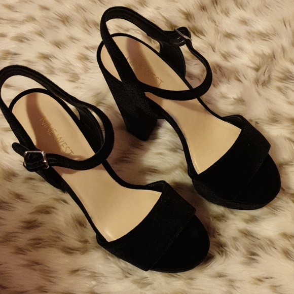Black Velvet platform Heels - Picture 2 of 3